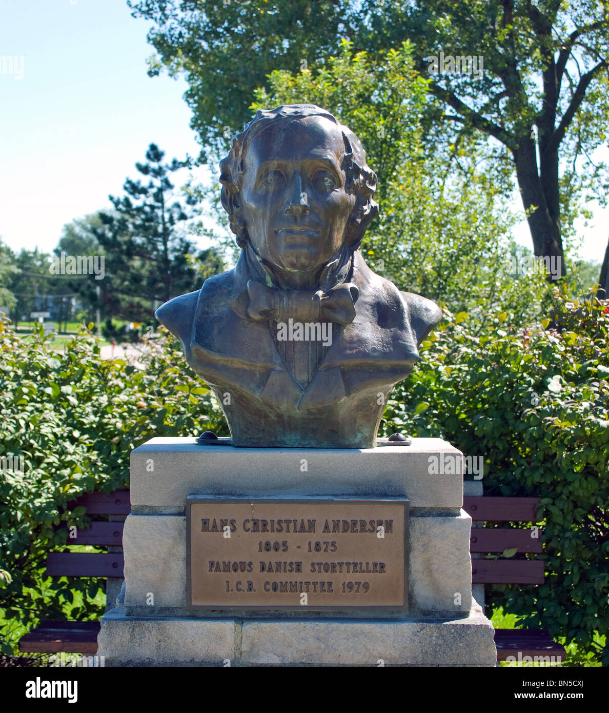 Eine Statue von Hans Christian Andersen in Elk Horn, Iowa, feiert den beliebten dänischen Autor und ehrt seine zeitlosen Märchen und sein literarisches Erbe. Stockfoto