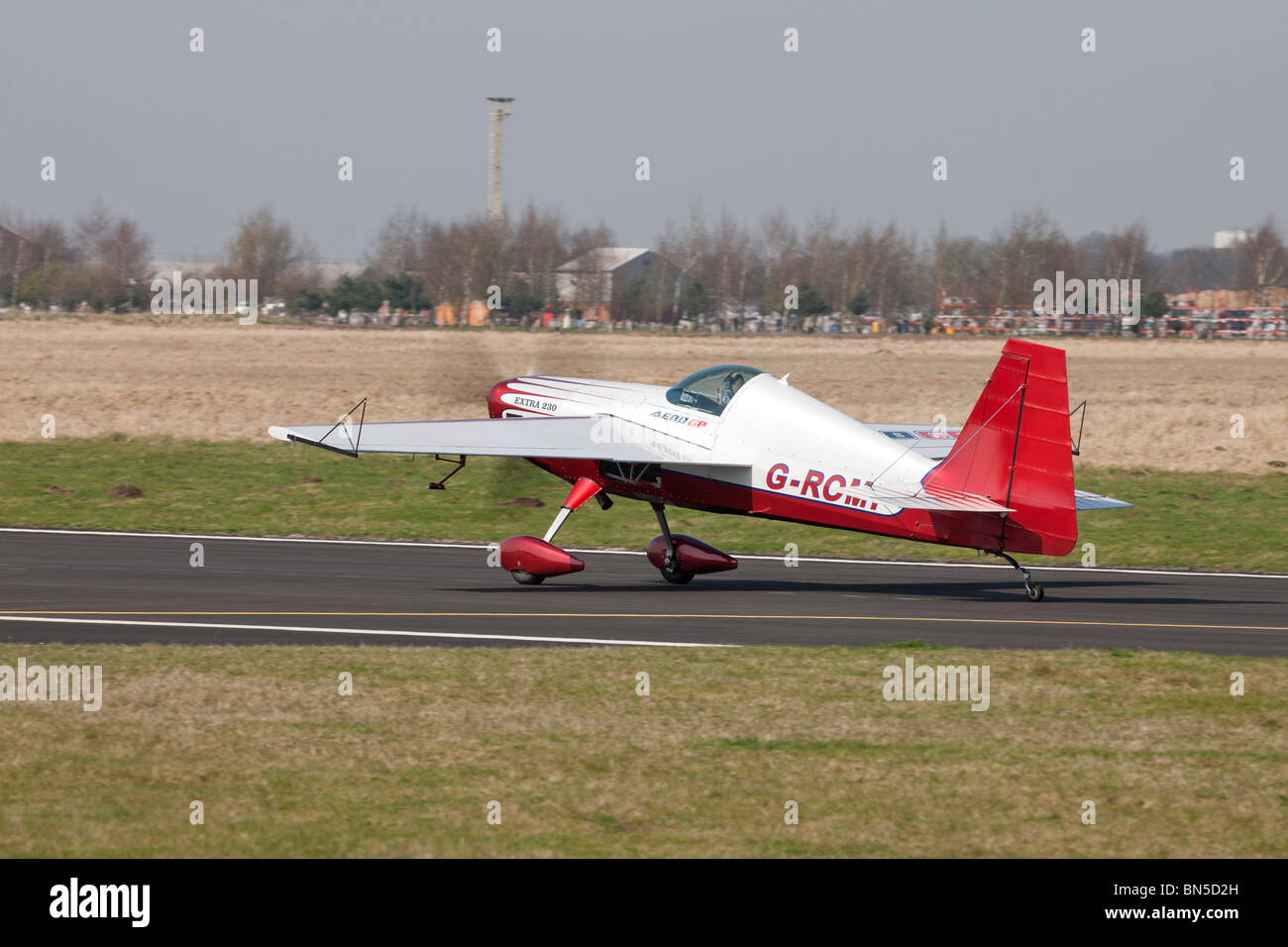 Zusätzliche EA230H G-toben Massenermittlung von Start-und Landebahn auf Sandtoft Flugplatz Stockfoto