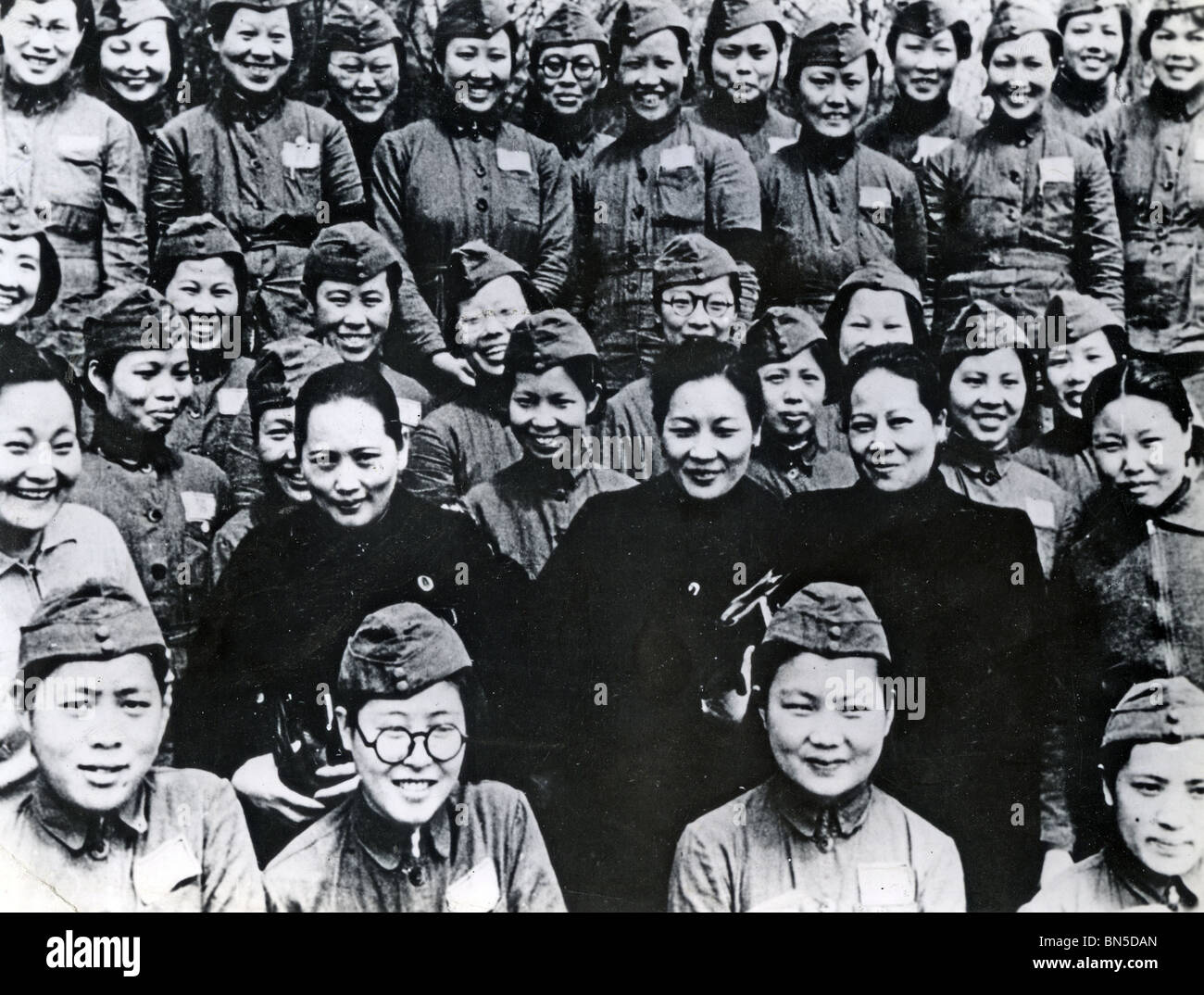 CHINESISCHE NATIONALISTISCHE Ehefrauen Ihr Sun Yat-Sen, Chiang-Kai-Shek und HH Kung mit Frauen nationalistischen Soldaten über 1943 Stockfoto