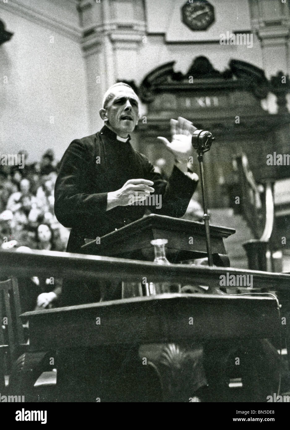 TREVOR HUDDLESTON (1913-98) anglikanischer Priester macht eine Anti-Apartheid-Rede an Westminster Central Hall etwa 1958 Stockfoto