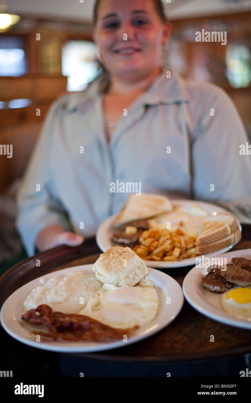 Kellnerin Sabrina Wochen bringt Frühstück Bestellungen im Backcountry Cafe, Everglades City, Florida Stockfoto