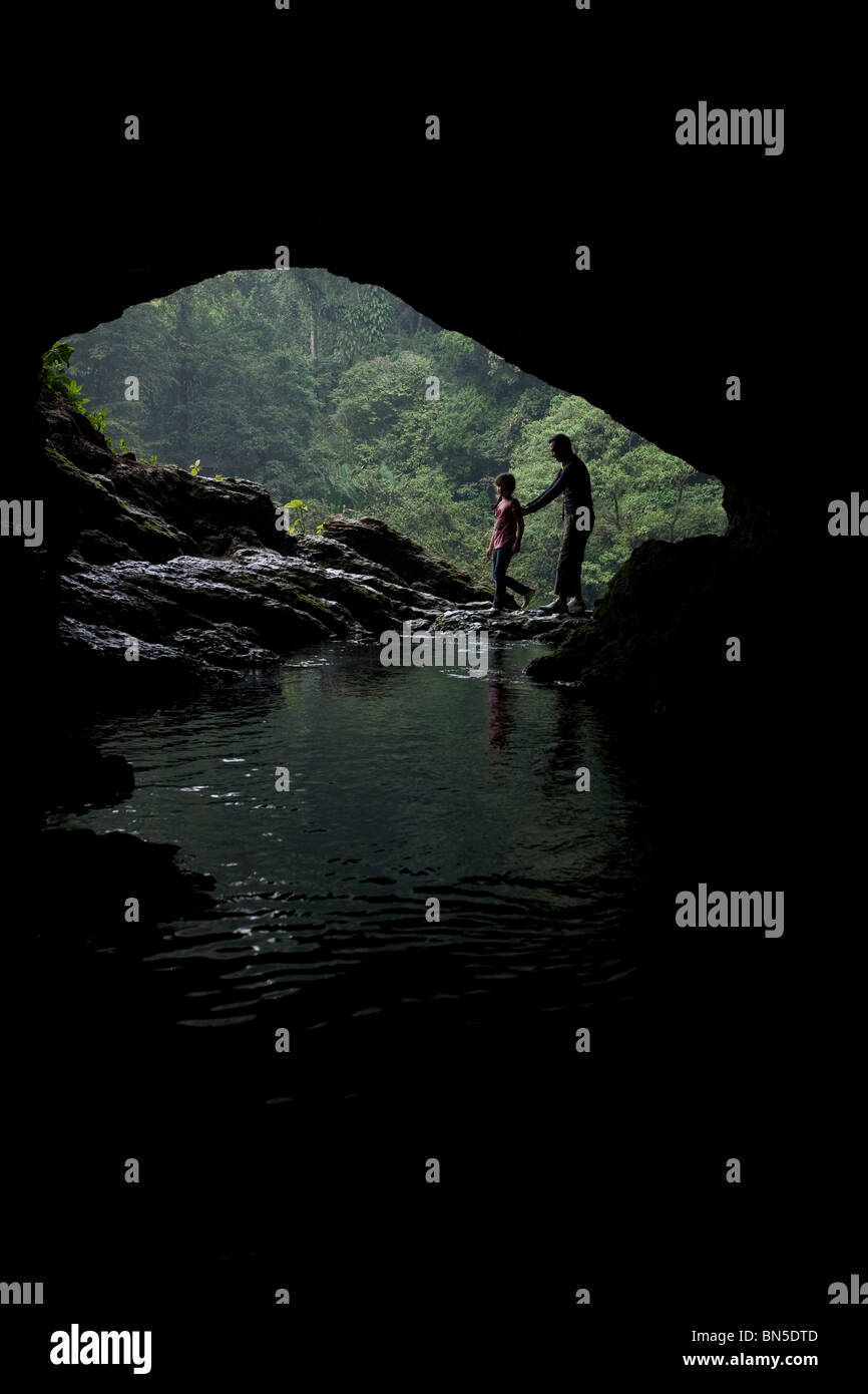Touristen besuchen eine Höhle am Wasserfall Misol Ha in Salto de Agua, Chiapas, Mexiko. Stockfoto