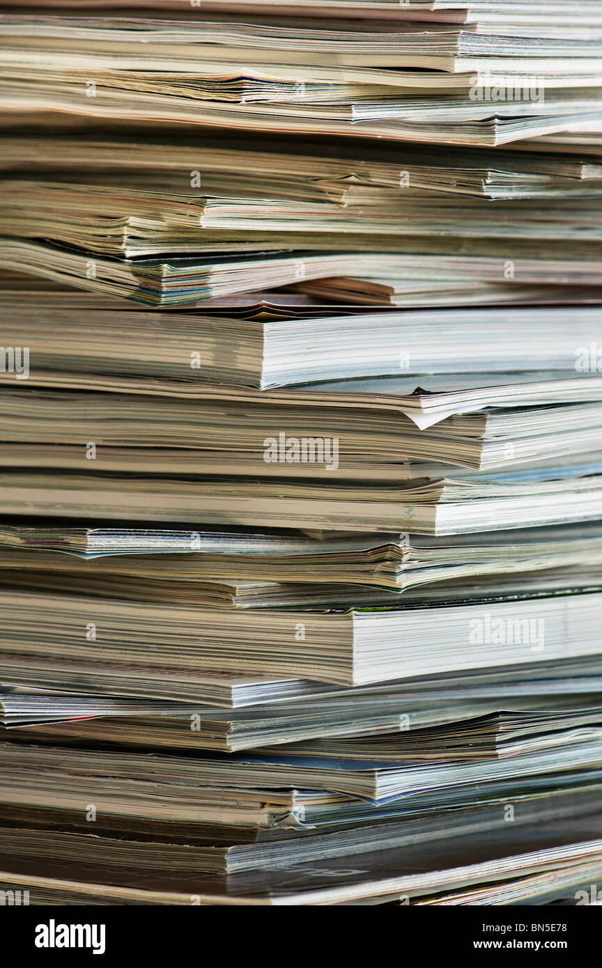 Vertikales Bild von den Rändern von einem gestapelten Haufen von Zeitschriften. Stockfoto