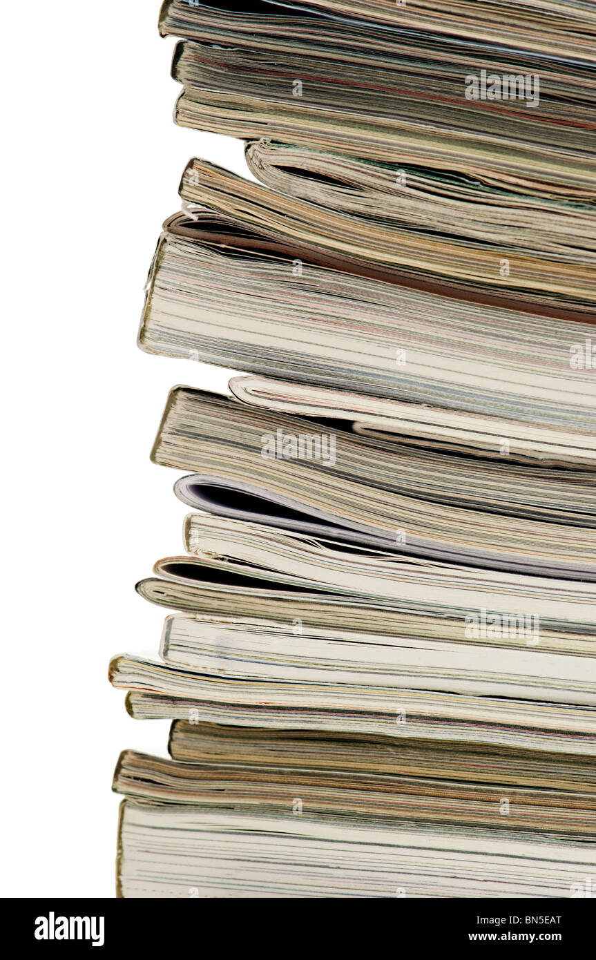 Vertikales Bild der Wirbelsäule und der Enden von einem gestapelten Haufen von Zeitschriften. Stockfoto