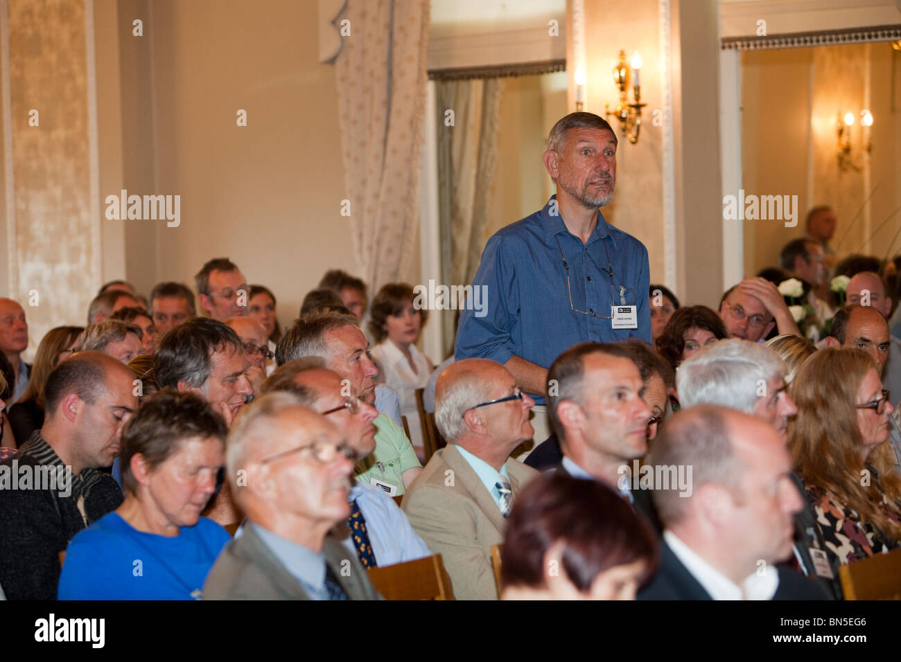 Ein Delegat fragt eine Frage auf kohlenstoffarmen Konferenz durch den Lake District National Park Authority, Cumbria, UK statt. Stockfoto