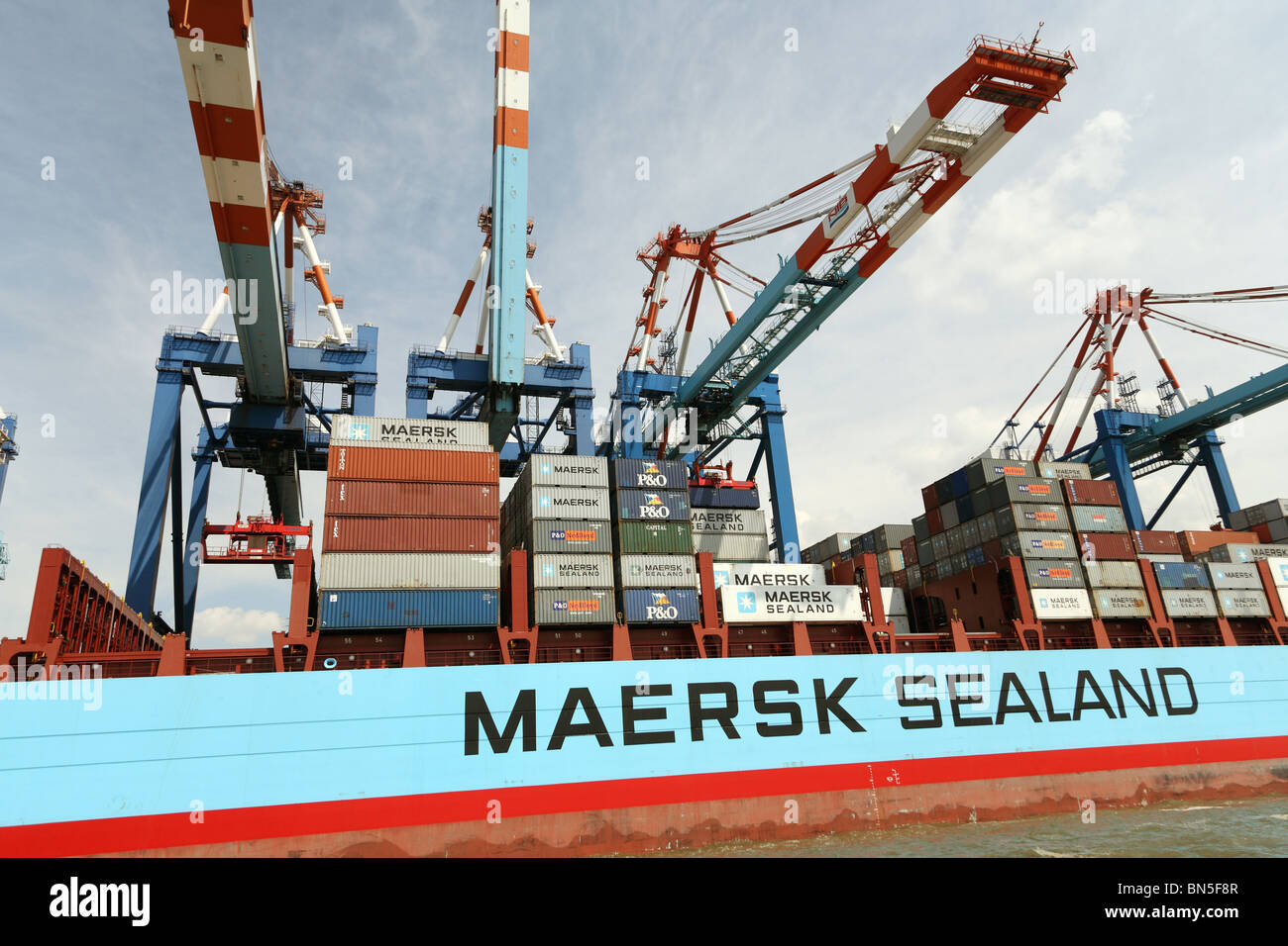 Schiff in ein Container-terminal, Bremerhaven, Deutschland Stockfoto