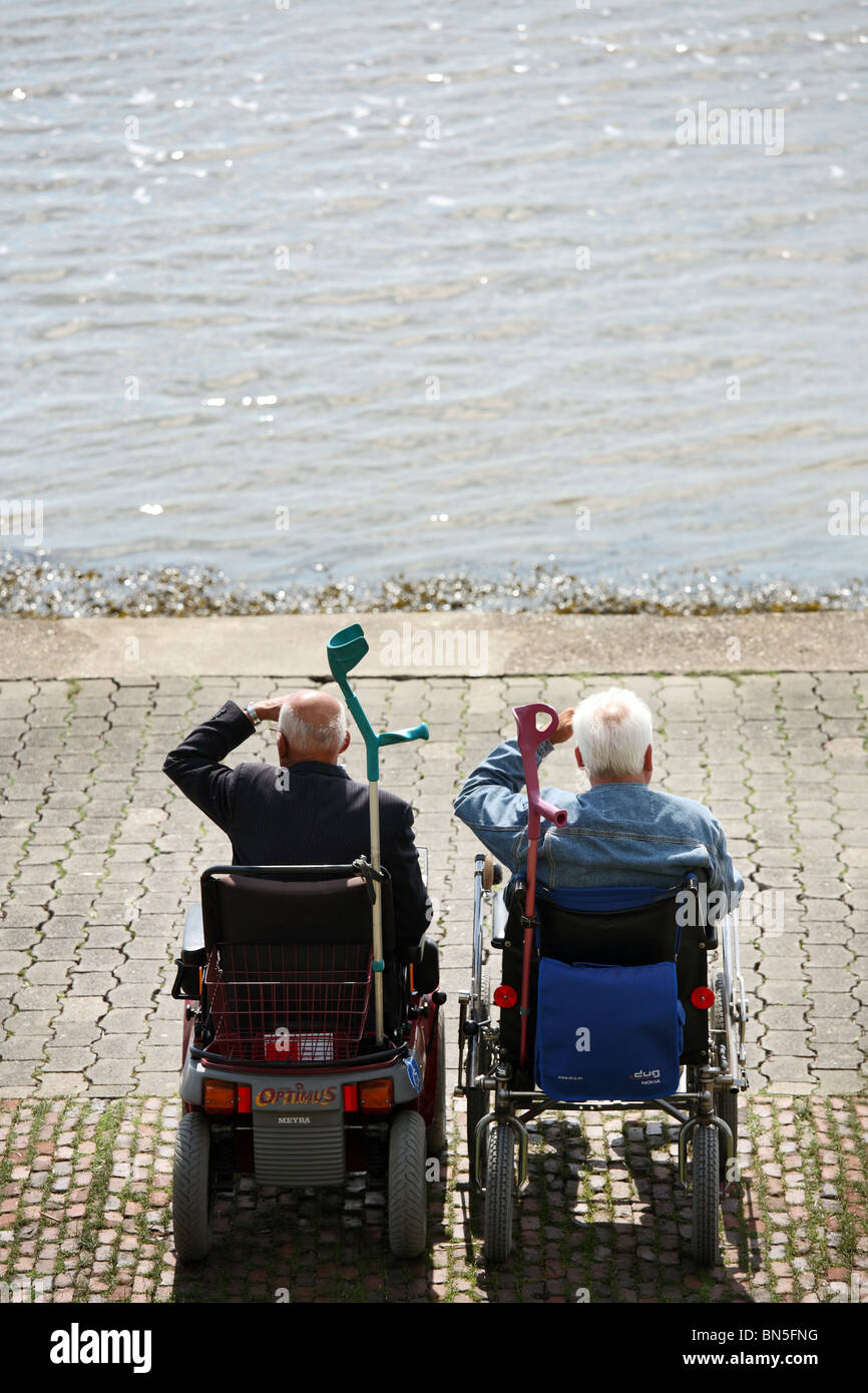 Zwei Rentner im Rollstuhl auf einen Deich, Bremerhaven, Deutschland Stockfoto