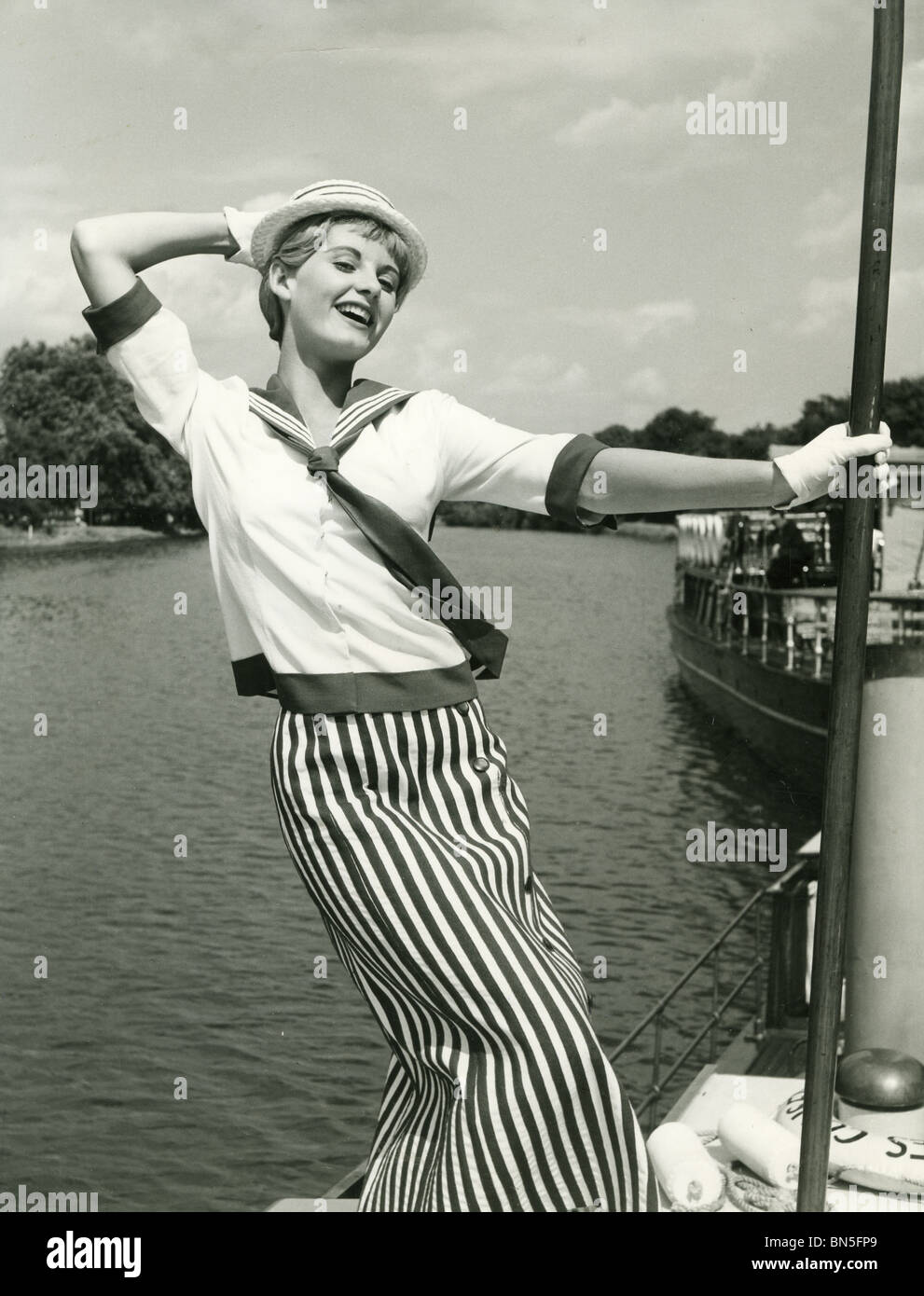 JILL IRELAND (1936-1990) englische Schauspielerin hier während der Dreharbeiten zu drei Men In A Boat 1956 Stockfoto