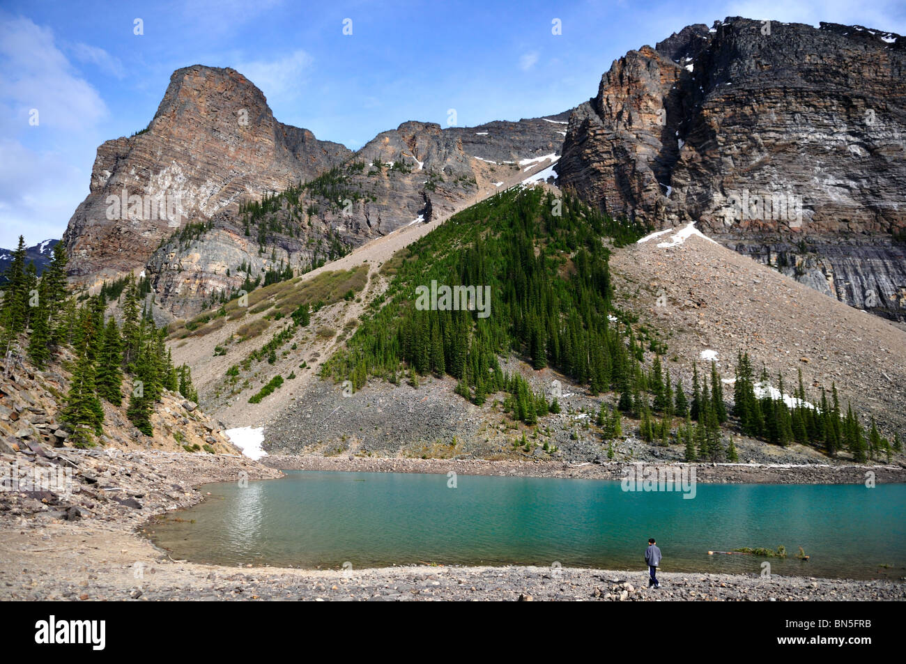 Moraine Lake und die umliegenden Berge. Banff Nationalpark, Alberta, Kanada. Stockfoto