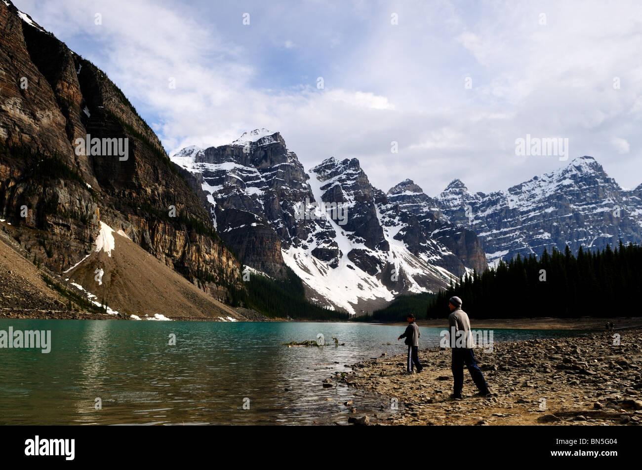 Zwei Jungs Herumspielen Moraine Lake. Banff Nationalpark, Alberta, Kanada. Stockfoto