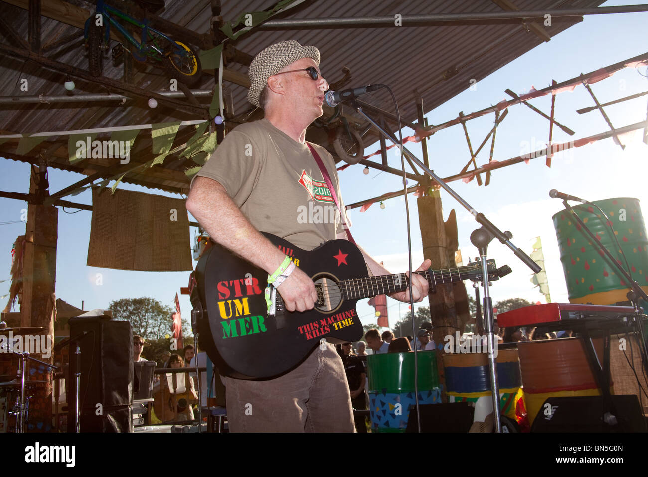 Billy Bragg Ausführung hinter den Kulissen auf dem Glastonbury Festival 2010 Stockfoto