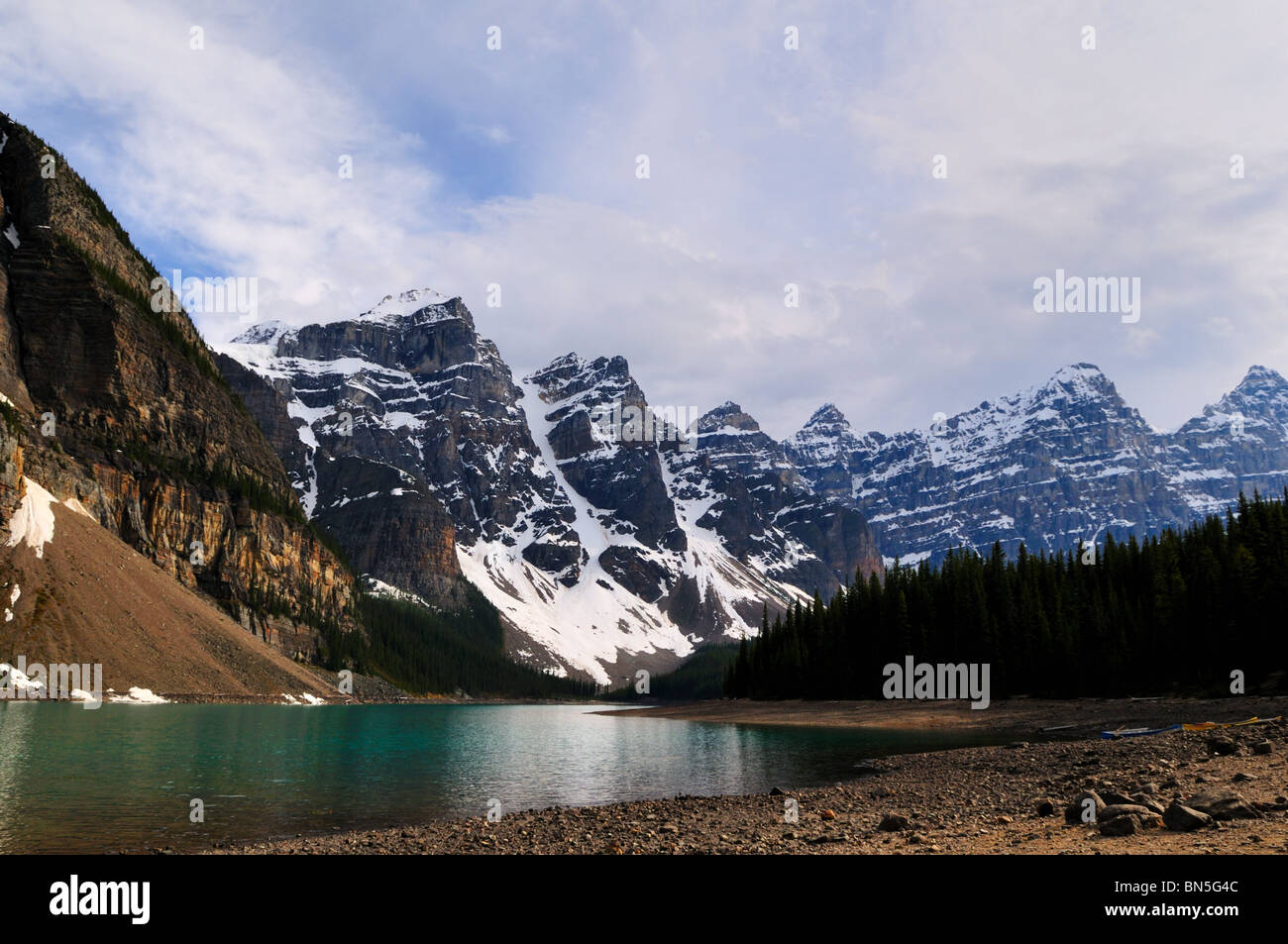 Moraine Lake und die umliegenden Berge. Banff Nationalpark, Alberta, Kanada. Stockfoto