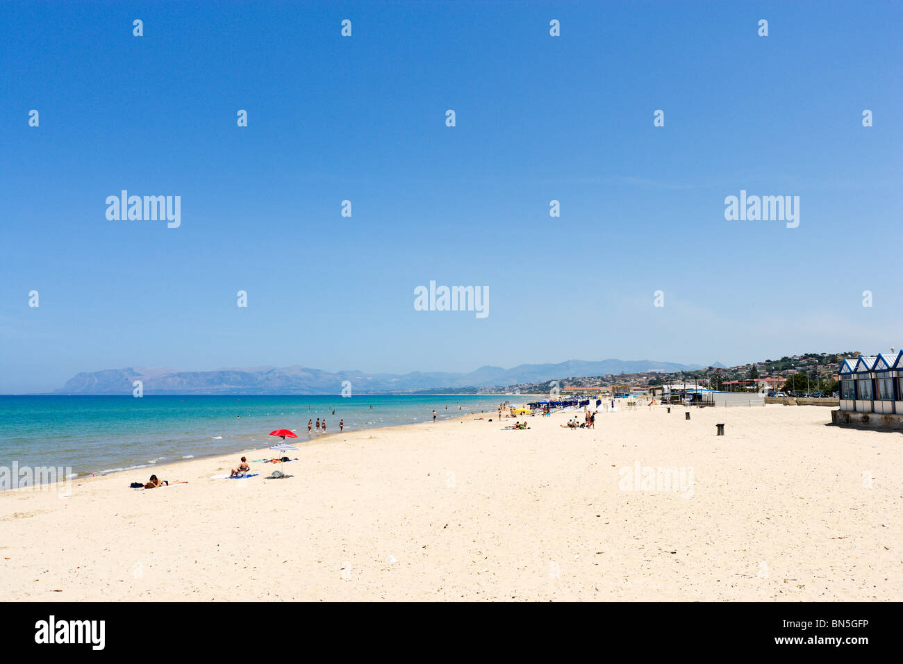Der Strand von Castellammare del Golfo, North West Coast, Sizilien, Italien Stockfoto