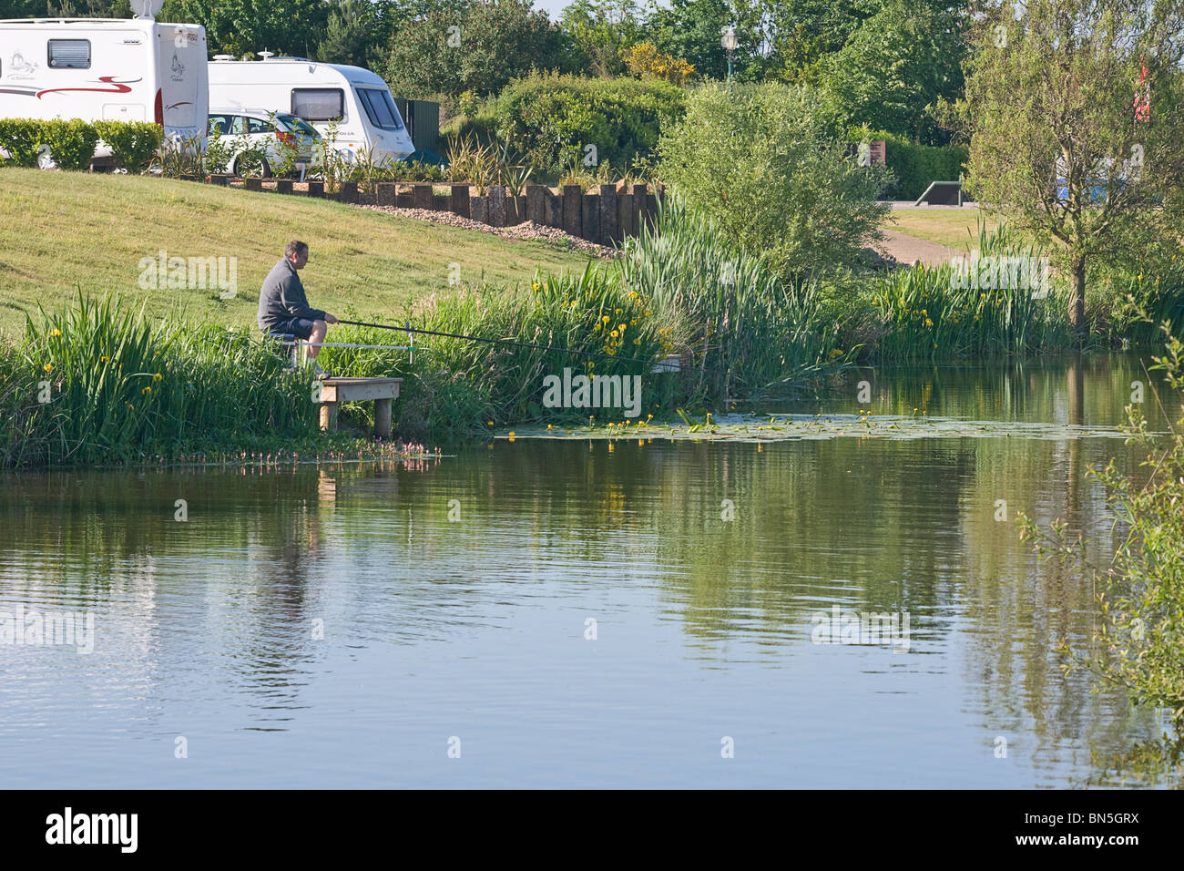 Wohnmobilstellplatz Meilenstein, Nottinghamshire. Zeigt den See zum Angeln und Angler. Stockfoto