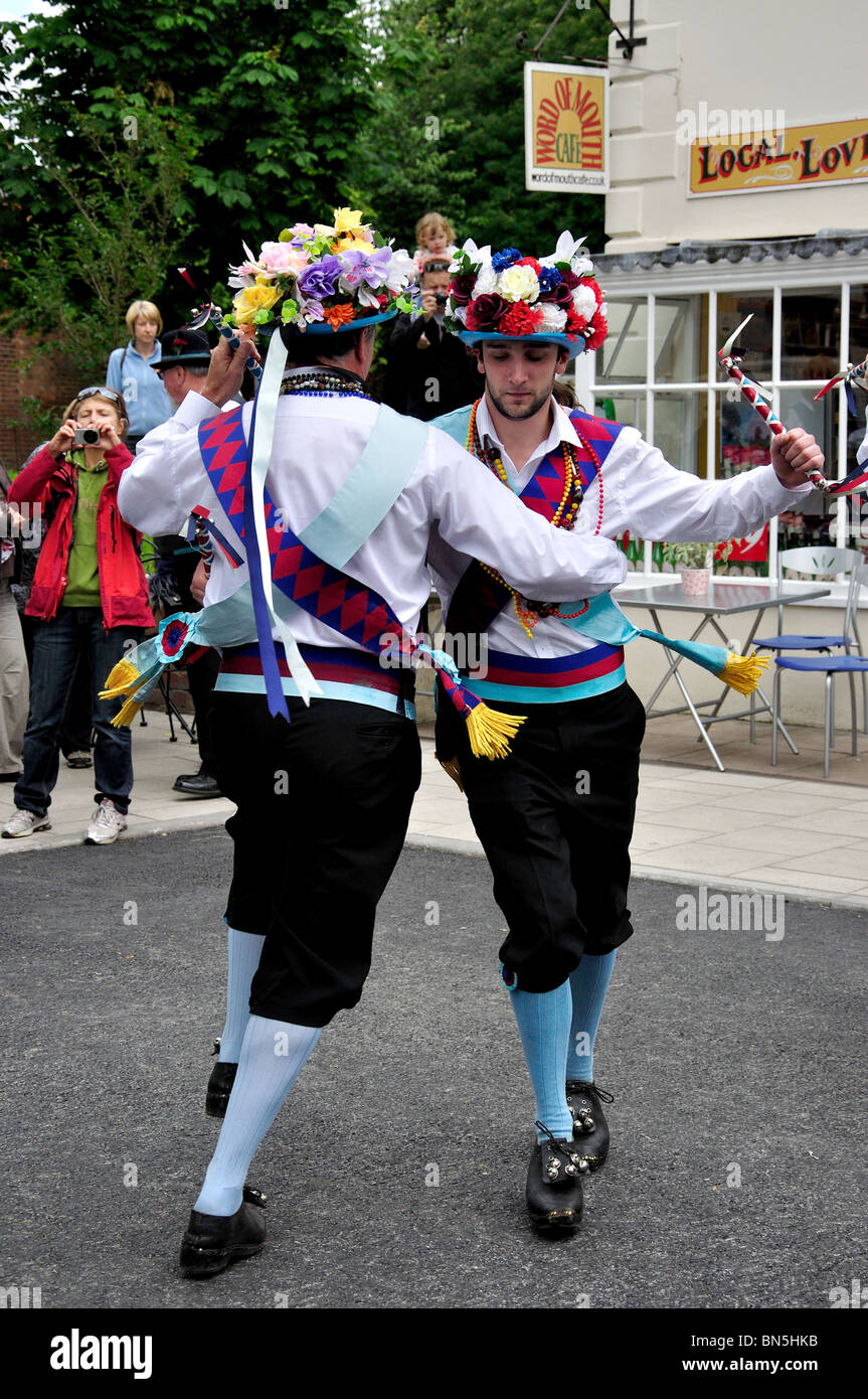 Morris tanzen Display, Vine Street, Evesham, Worcestershire, England, Vereinigtes Königreich Stockfoto