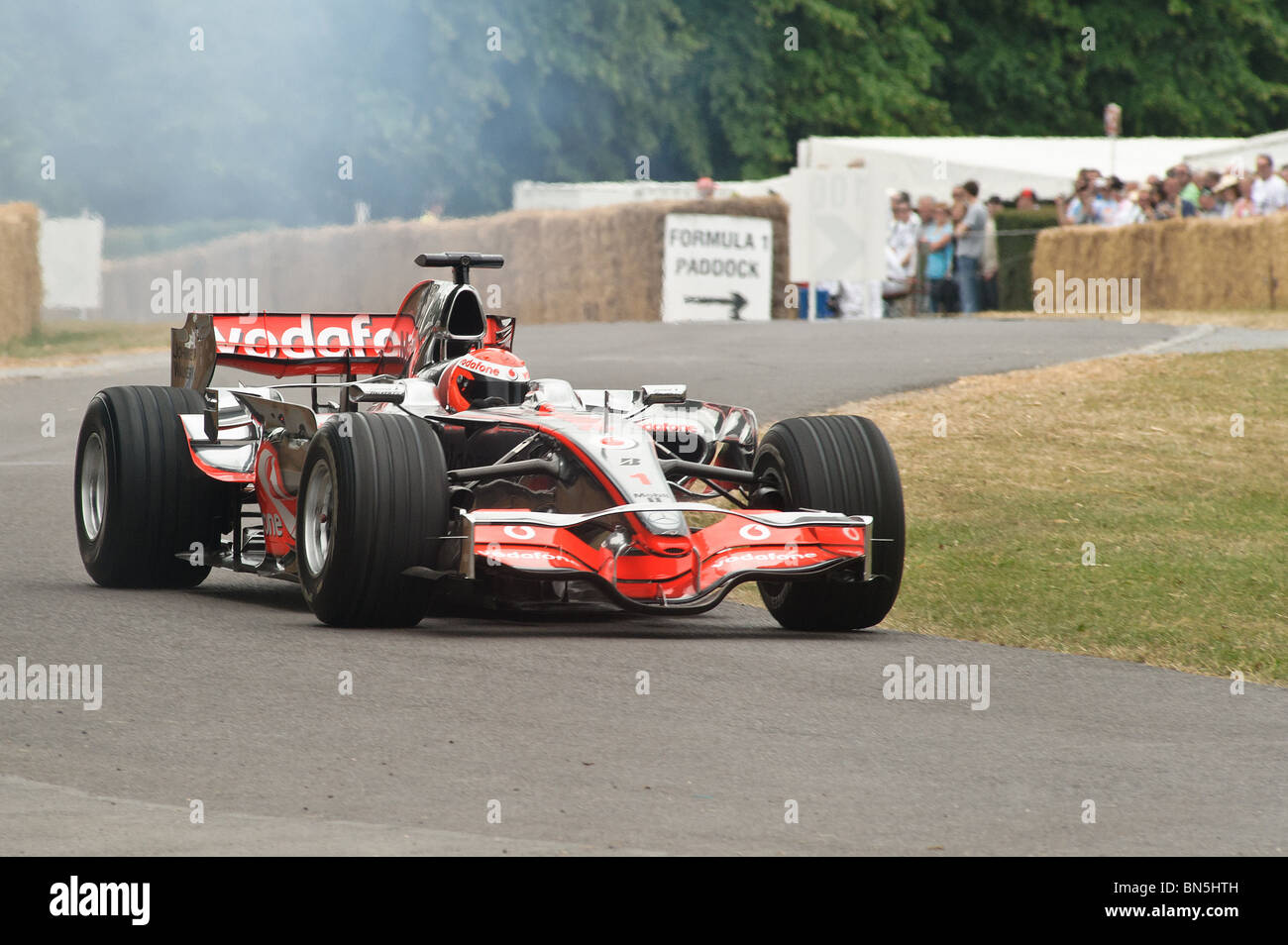 Ein Maclaren Formel 1 Auto erklimmt den Hügel auf dem Goodwood Festival of Speed 2010 Stockfoto