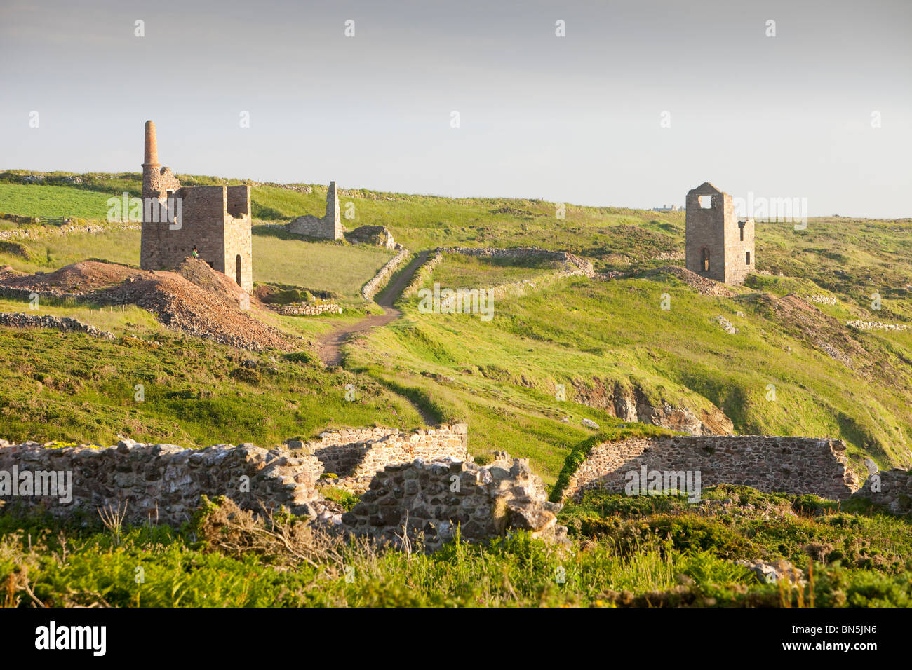 Alte Zinn-Minen an der kornischen Küste Botallack in der Nähe von St Just, UK. Stockfoto