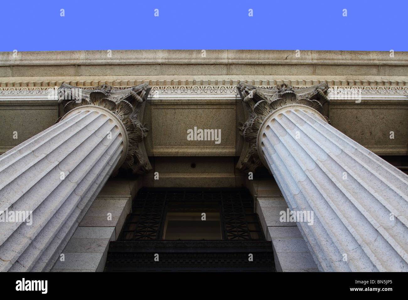 Zwei große korinthische Säulen. Stockfoto