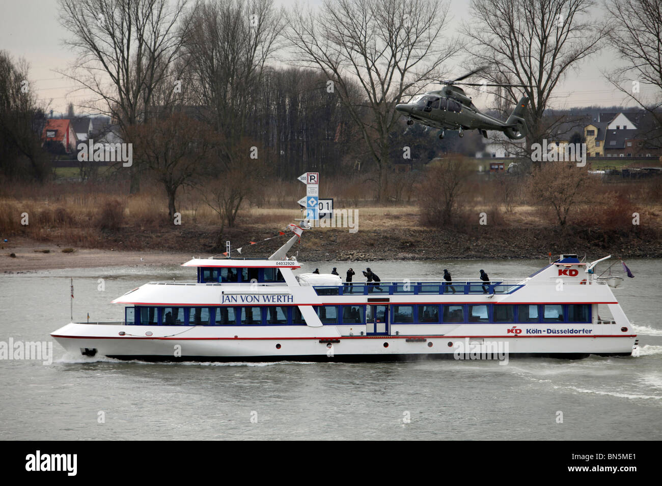 Polizei SWAT-Team bei einer Übung. Anti-Terrorismus und Kriminalität Einheit zwingt die Spezialeinheiten der Polizei. Sturm auf einem Fahrgastschiff am Rhein. Stockfoto