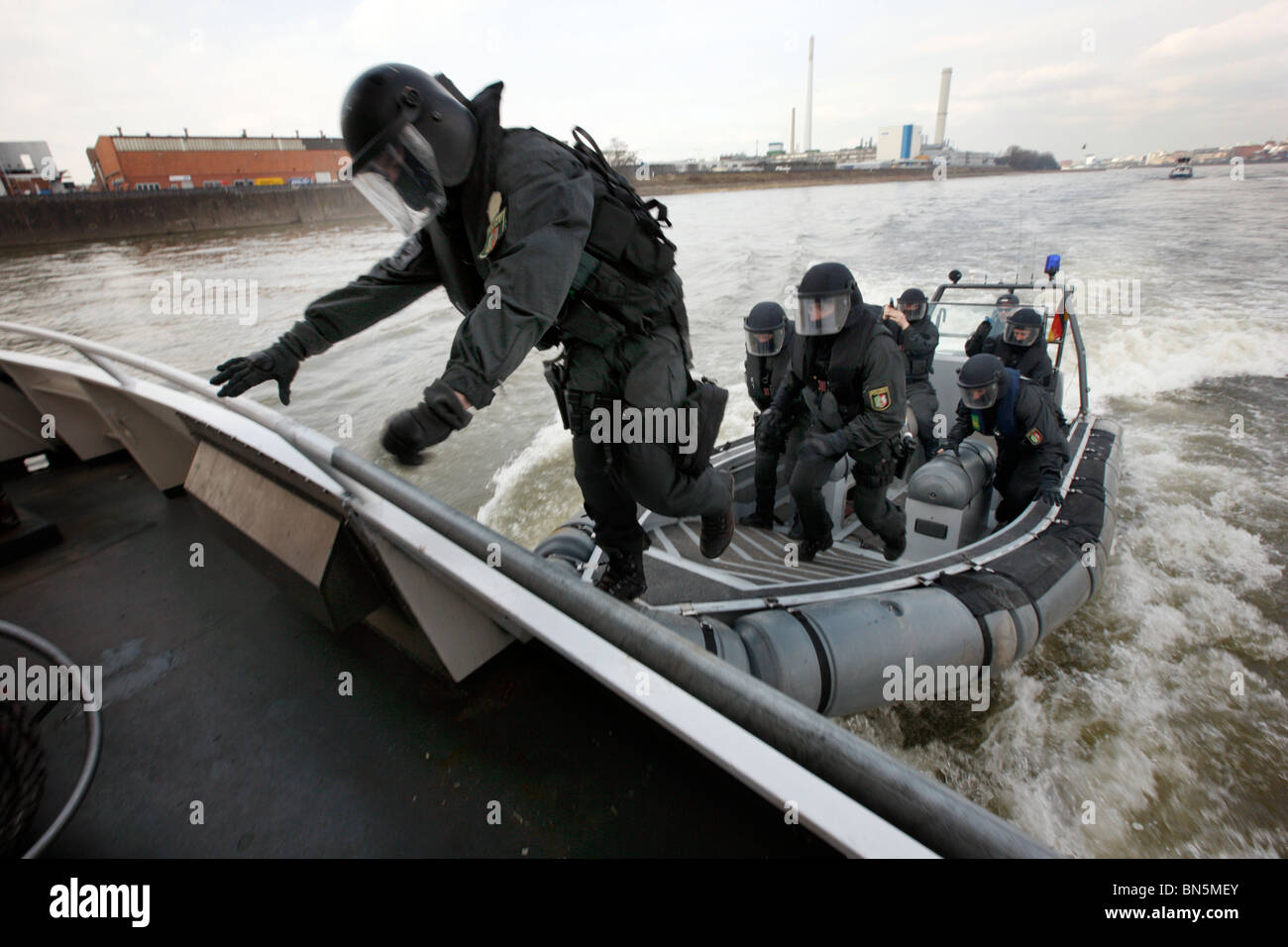 Polizei SWAT-Team bei einer Übung. Anti-Terrorismus und Kriminalität Einheit zwingt die Spezialeinheiten der Polizei. Sturm auf einem Fahrgastschiff am Rhein. Stockfoto