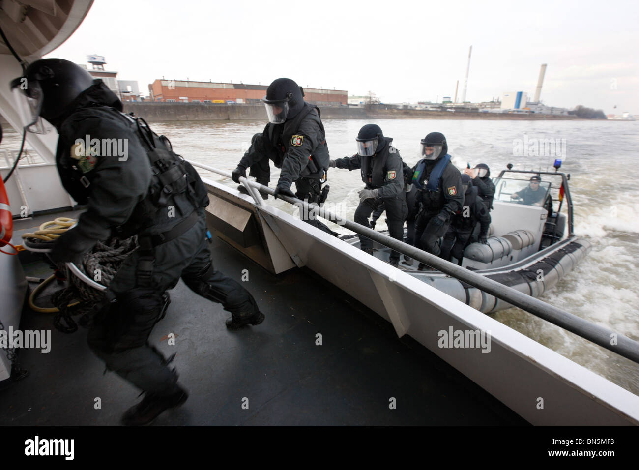 Polizei SWAT-Team bei einer Übung. Anti-Terrorismus und Kriminalität Einheit zwingt die Spezialeinheiten der Polizei. Sturm auf einem Fahrgastschiff am Rhein. Stockfoto