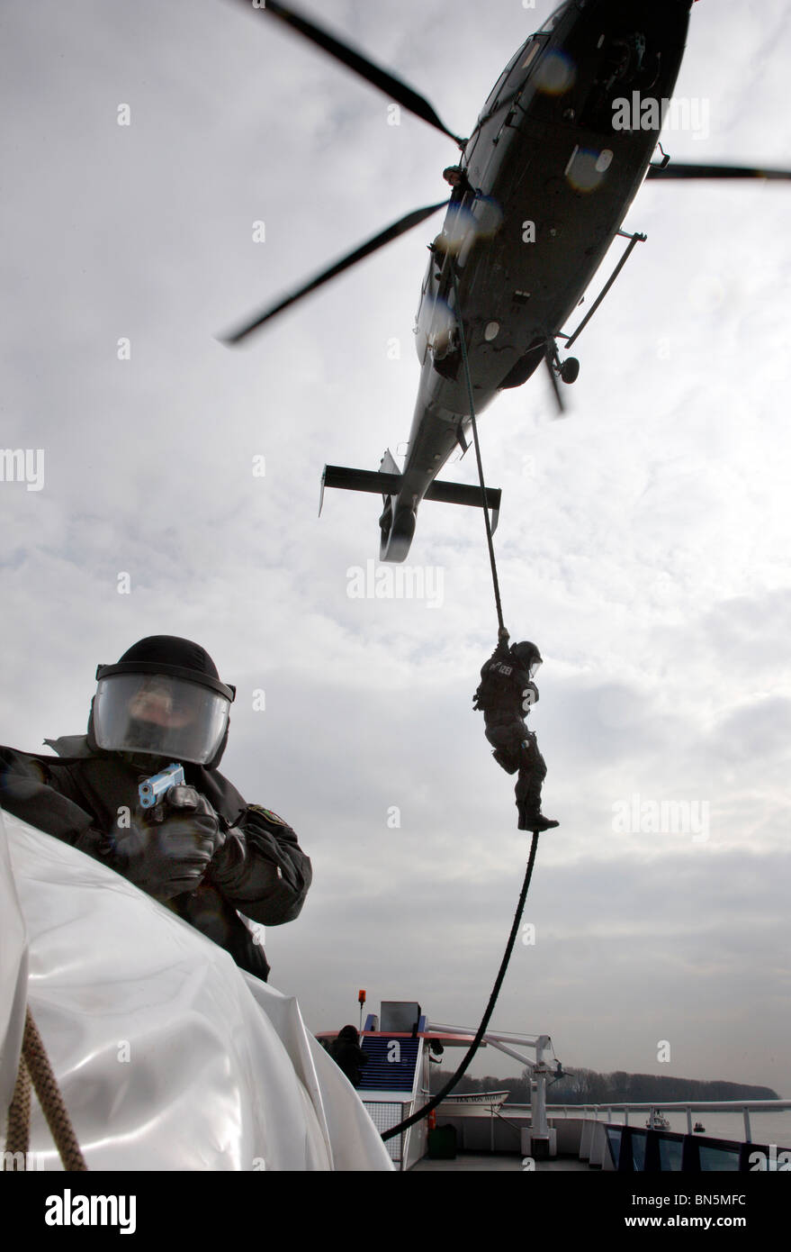 Polizei SWAT-Team bei einer Übung. Anti-Terrorismus und Kriminalität Einheit zwingt die Spezialeinheiten der Polizei. Sturm auf einem Fahrgastschiff am Rhein. Stockfoto