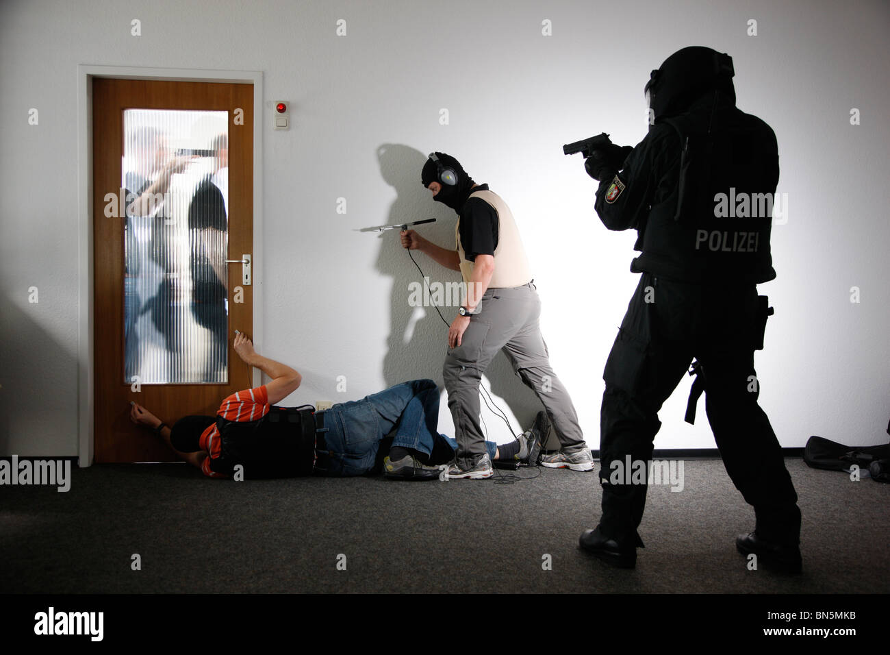 Ausübung einer Polizei SWAT-Team, anti-Terror-Einheit, Spezialeinheiten der Polizei. Stockfoto