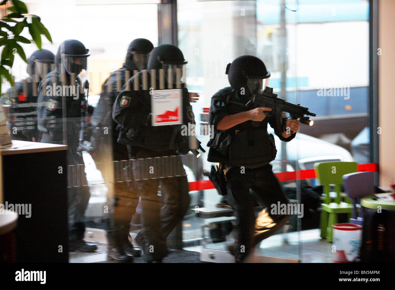 Polizei SWAT-Team bei einer Übung. Anti-Terrorismus und Kriminalität Einheit zwingt die Spezialeinheiten der Polizei. Stockfoto