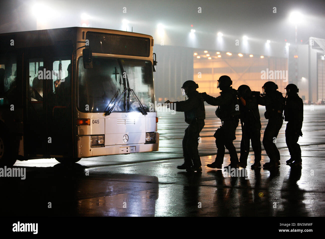 Polizei SWAT-Team bei einer Übung. Anti-Terrorismus und Kriminalität Einheit zwingt die Spezialeinheiten der Polizei. Stockfoto