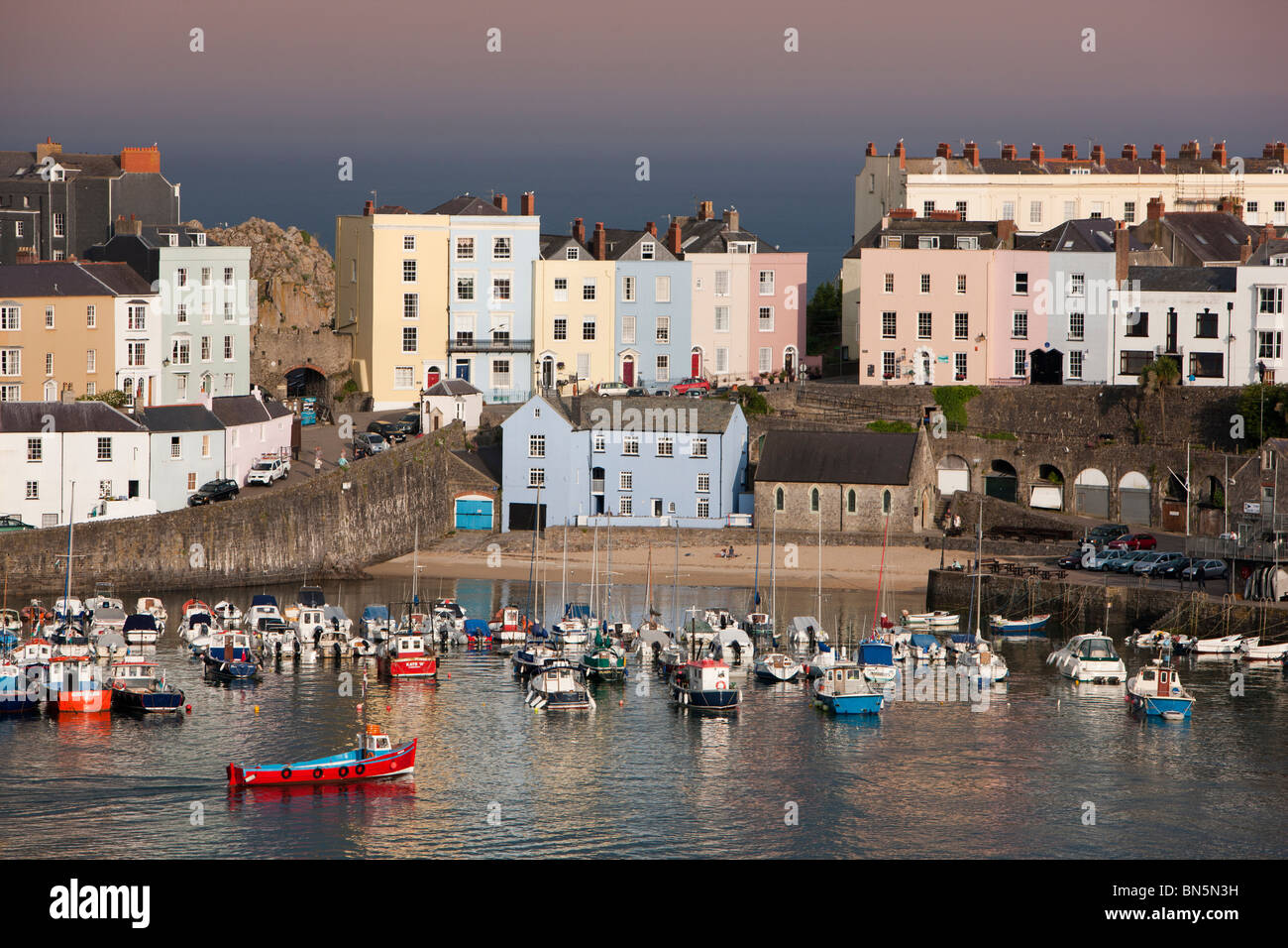 Die Fischerei- und des Urlaubs resort Stadt Tenby in Cardigan Bay, South Wales, Australia Stockfoto