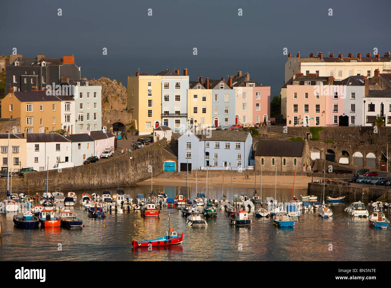 Die Fischerei- und des Urlaubs resort Stadt Tenby in Cardigan Bay, South Wales, Australia Stockfoto