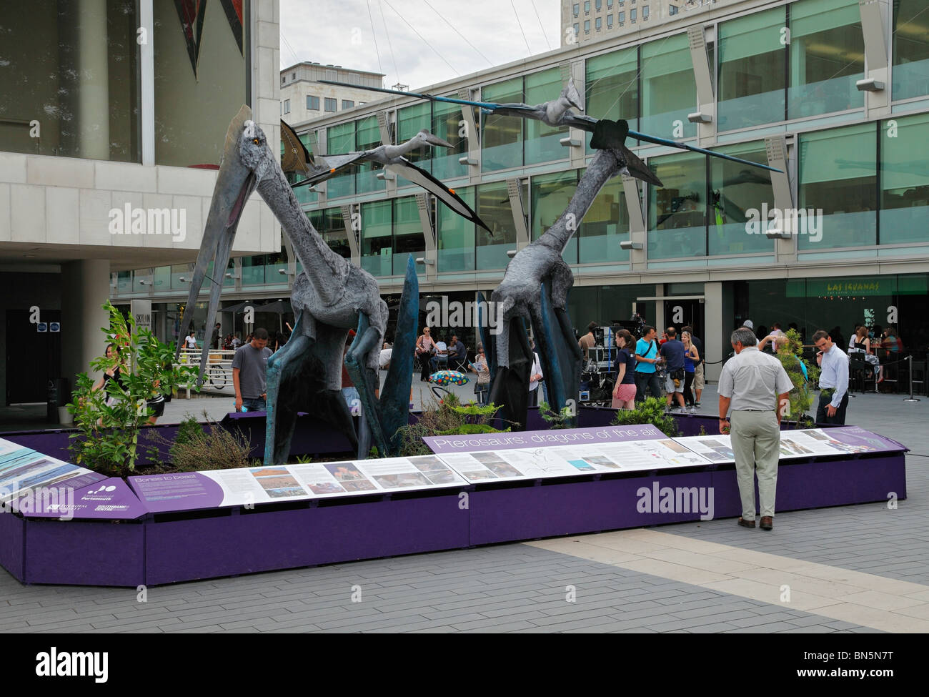 Ausstellung der Pterosaurier außerhalb der Royal Festival Hall, Southbank, London. Stockfoto