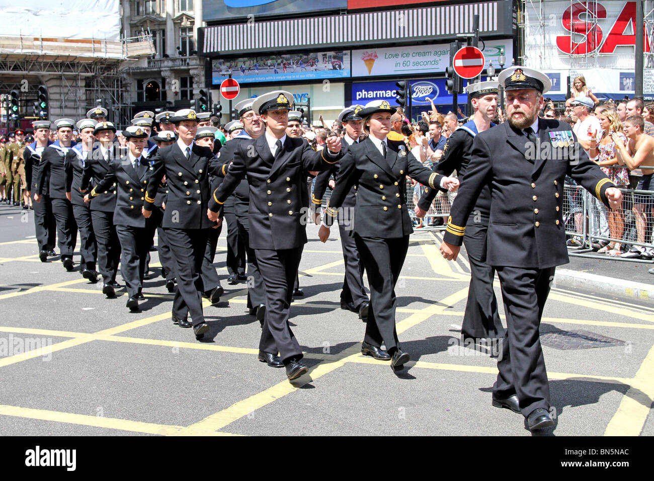 Gay-Mitglieder von der Royal Navy marschieren am 40. Jahrestag des Stolzes - Gay-Pride-Parade in London, 3. Juli 2010 Stockfoto