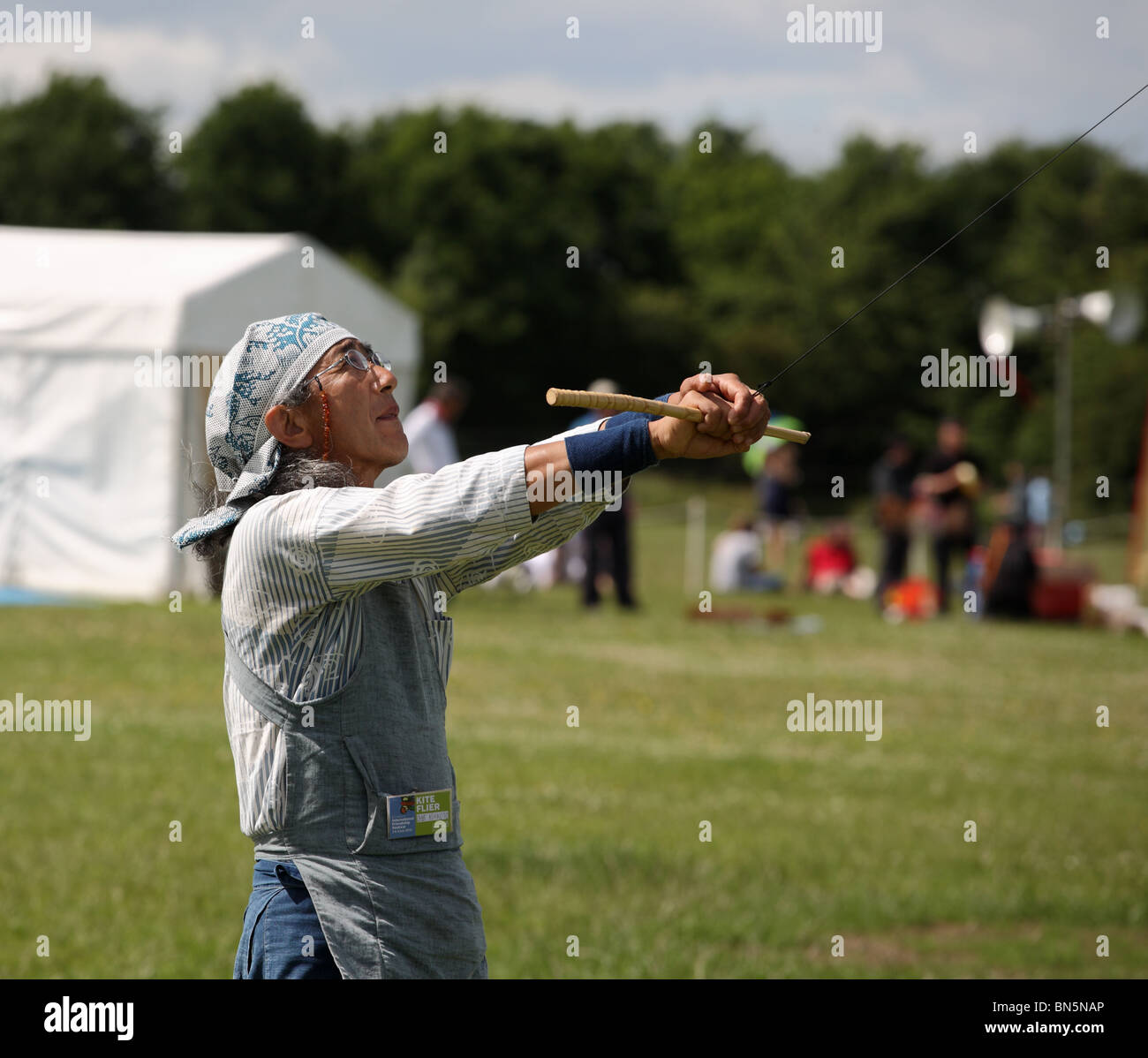 Expert Kite Flier oder Kite Master Ohye Makoto fliegen sein Kite auf dem Internationalen Drachenfest in Sunderland Großbritannien 2010, England, Großbritannien Stockfoto