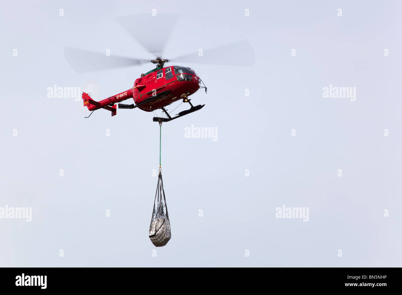 Hubschrauber mit einer Last; Cornwall Stockfoto