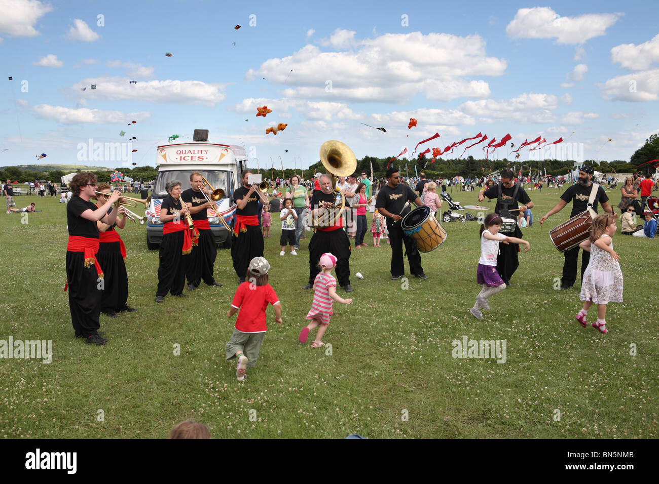 Bollywood Brass Band im Sunderland Kite Festival, Washington, Großbritannien Stockfoto