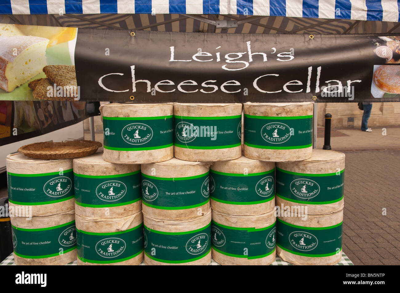 Leigh Käsekeller verkauft feinen Cheddar Käse im Vereinigten Königreich Stockfoto