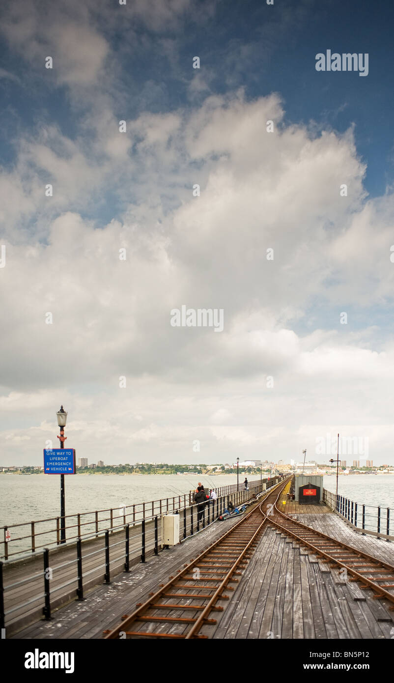Die Bahn auf der Southend Pier in Essex Stockfoto