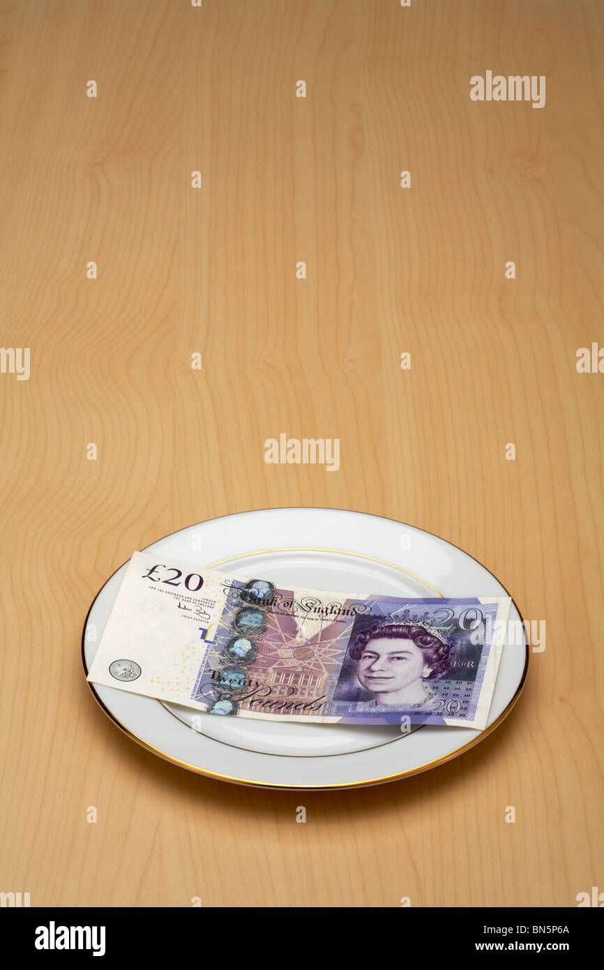 Porzellanteller mit UKP £20-Pfund-Note drauf legen Stockfoto