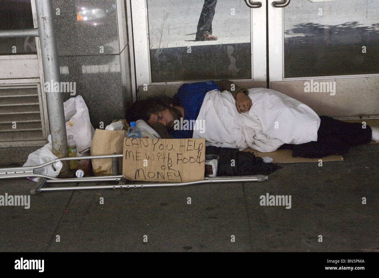 Schlafenden Obdachlosen mit Krücken, Greenwich Village, Manhattan Stockfoto