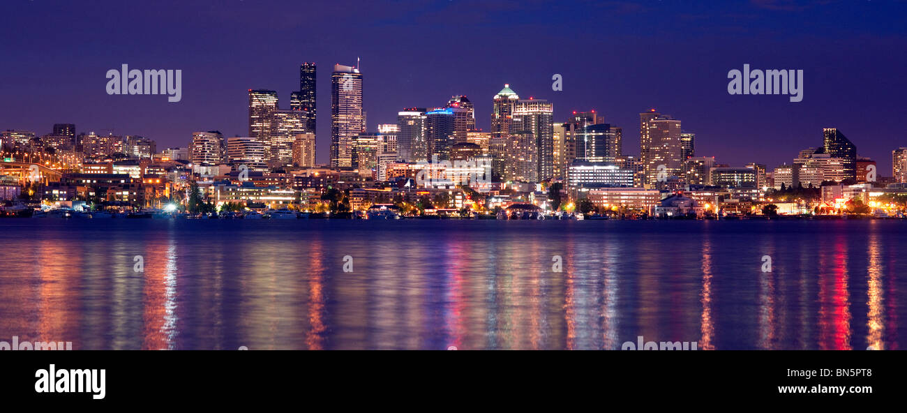 Eine Nacht Seattle Skyline von Elliot Bay im Puget Sound Stockfoto