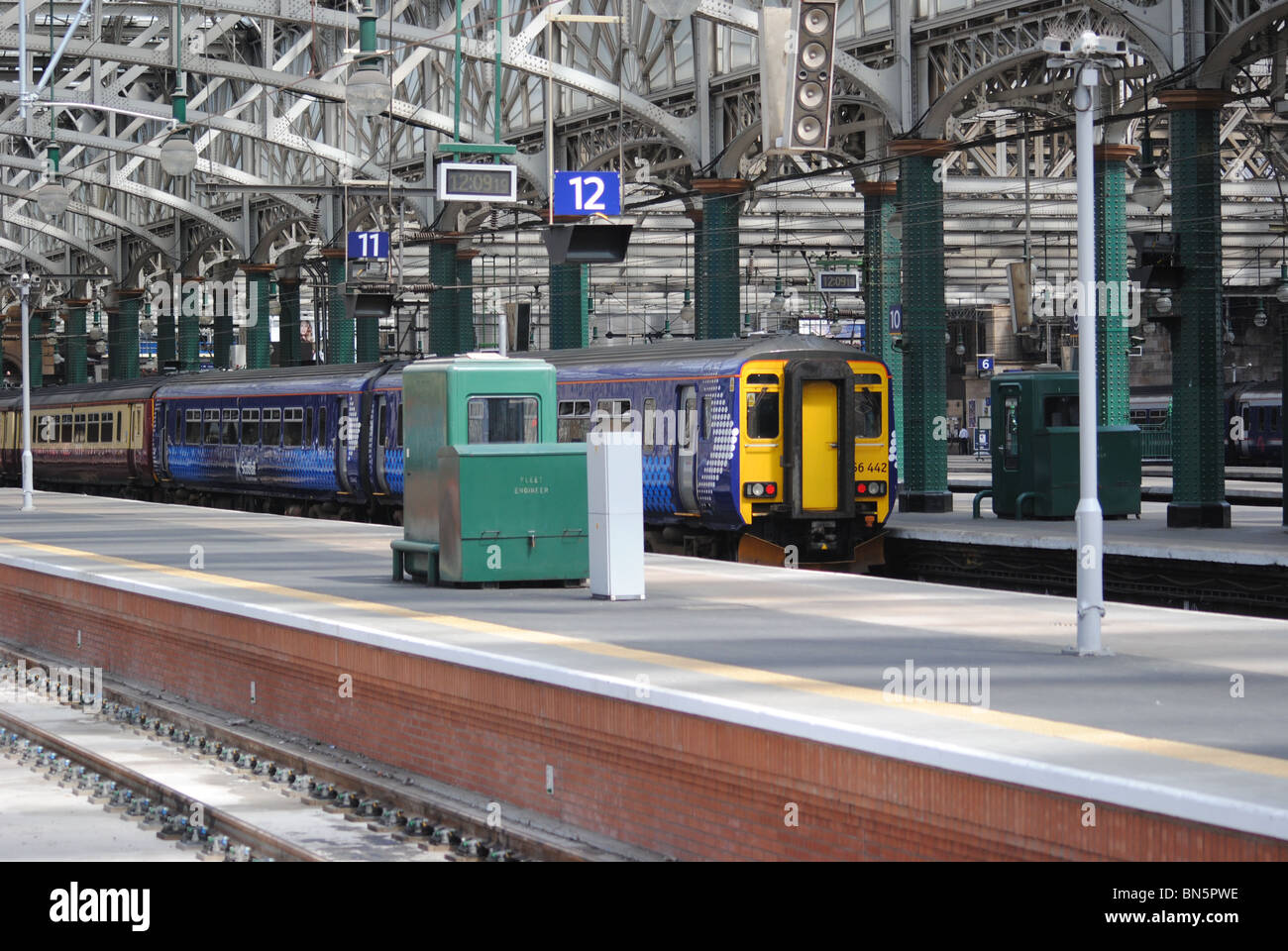 Bahn-Plattform 12 Glasgow Central Railway Station angekommen. Stockfoto
