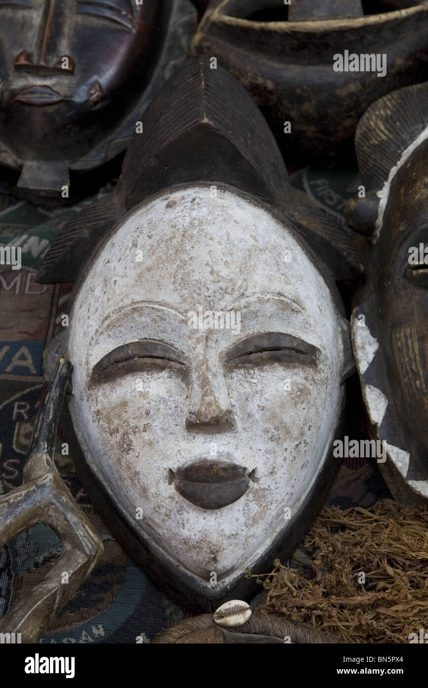 Afrikanische Masken zum Verkauf vor das Museum of Modern Art in New York City. Stockfoto