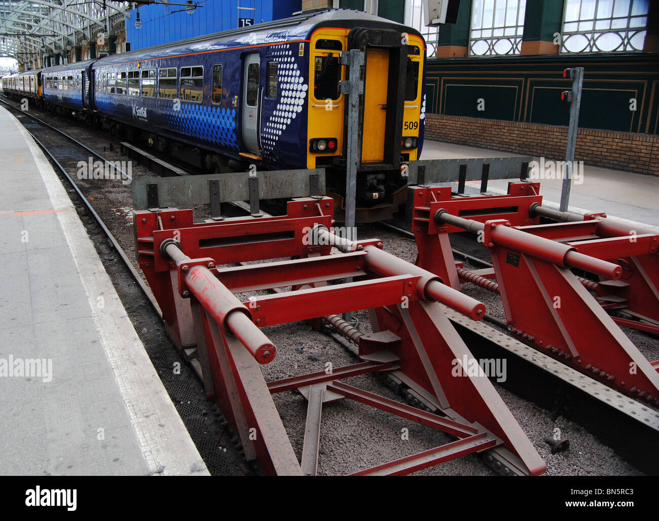 Zug auf Plattform am Glasgow Central Railway Station. Stockfoto