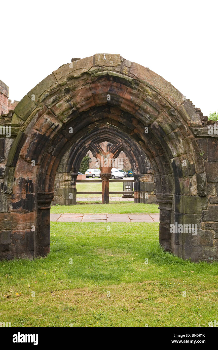 Historische Spitze Bögen sind auf der Website von Carlisle Kathedrale in Cumbria, England gesehen. Stockfoto