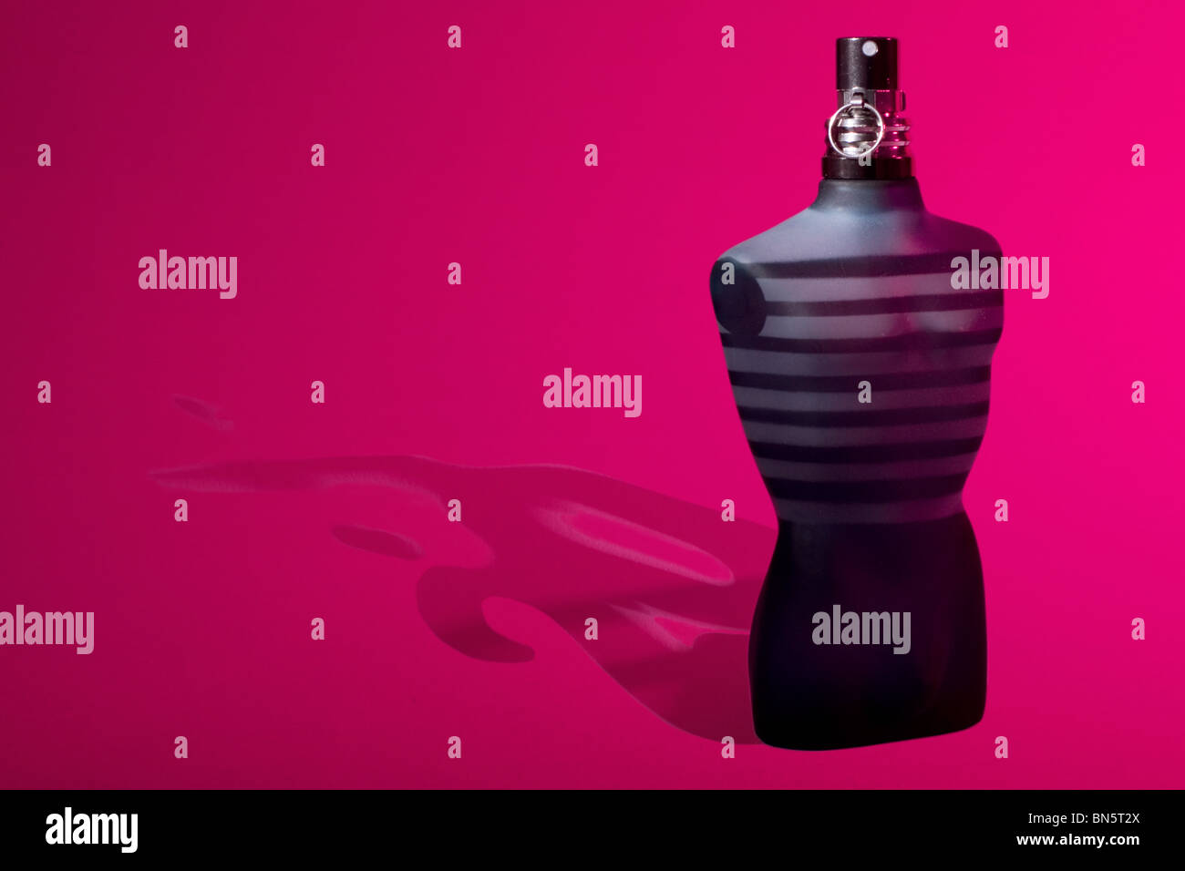 Eine Flasche Parfüm mit einem Schatten von 20 % sich abzeichnenden dahinter als Symbol für den bevorstehenden Wechsel Mehrwertsteuer Stockfoto