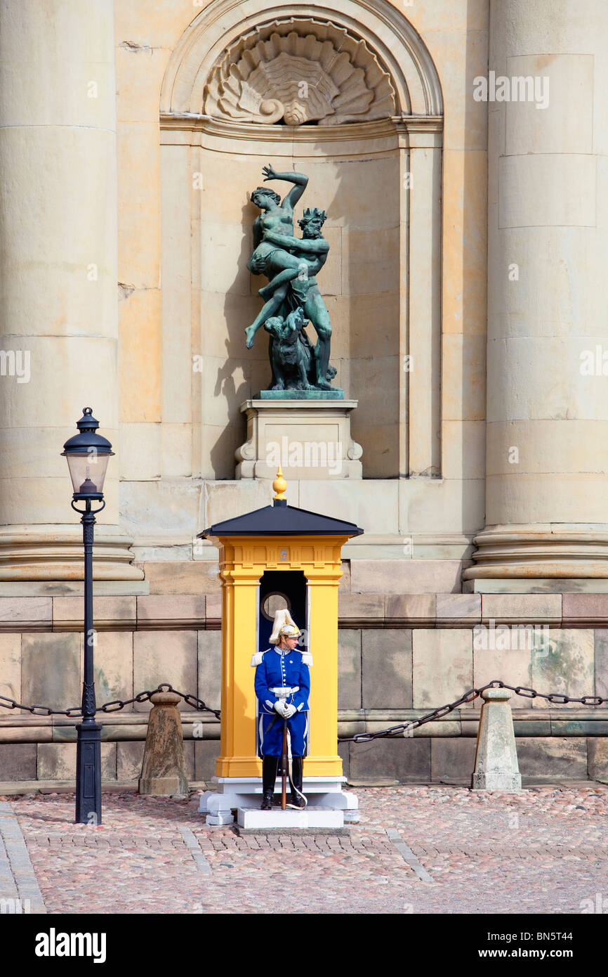 Stockholm Schweden. Weibliche Garde außerhalb Königspalast. Stockfoto