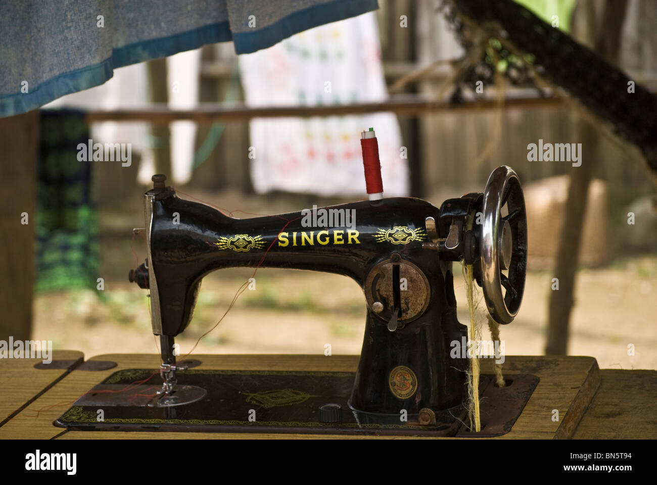 Nahaufnahme von eine alte Nähmaschine Singer Pedal mit Faden auf der Spule,  zusammengehalten mit Seil aber immer noch funktioniert Stockfotografie -  Alamy