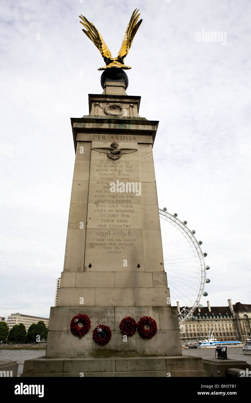 Das Kriegerdenkmal gewidmet alliierte Flieger des ersten Weltkriegs an der Uferstraße in London, England, UK. Stockfoto