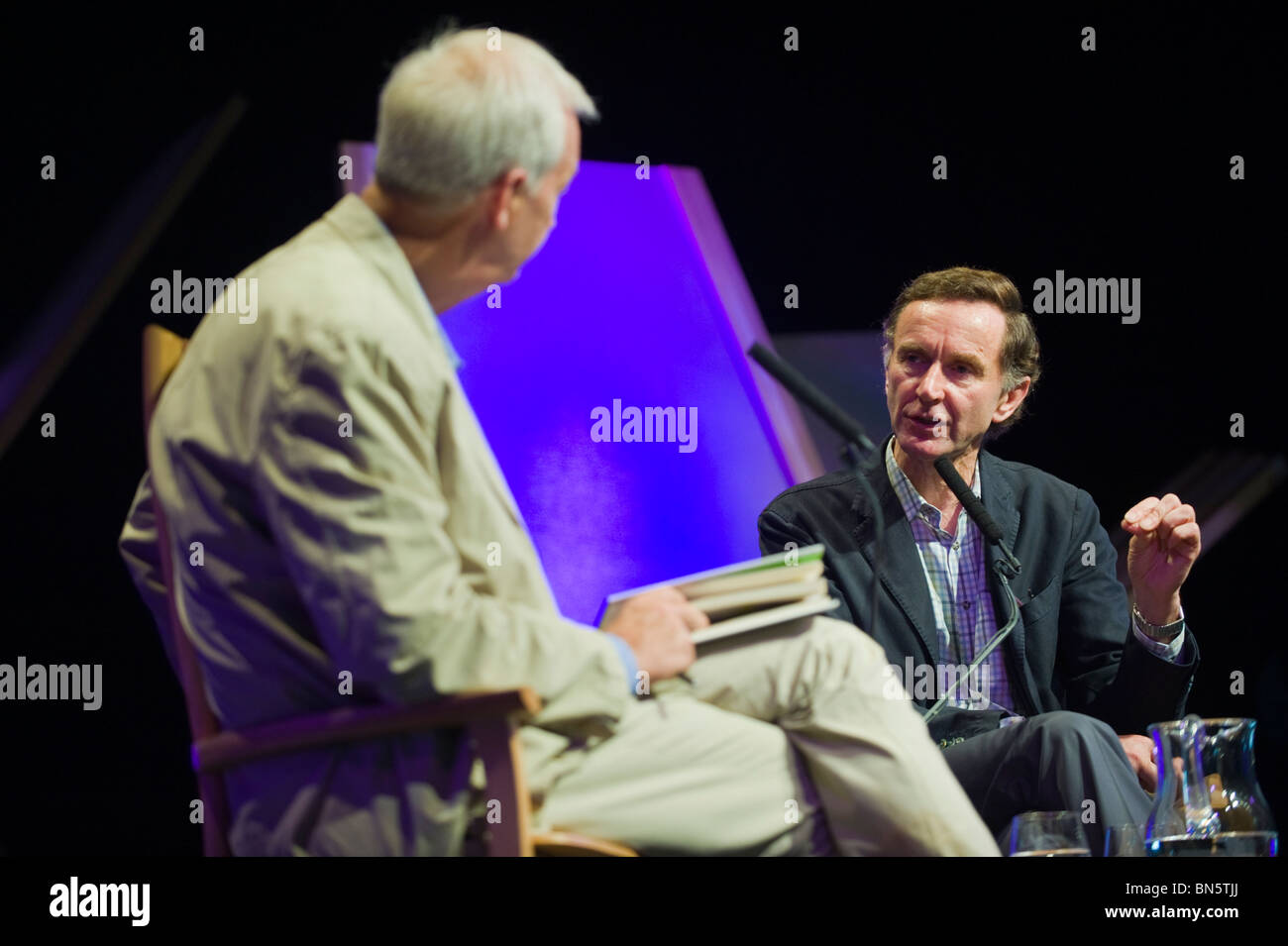 Stephen Green Vorsitzender der HSBC und ordinierte anglikanische Priester im Gespräch bei Hay Festival 2010 Hay on Wye Powys Wales UK Stockfoto